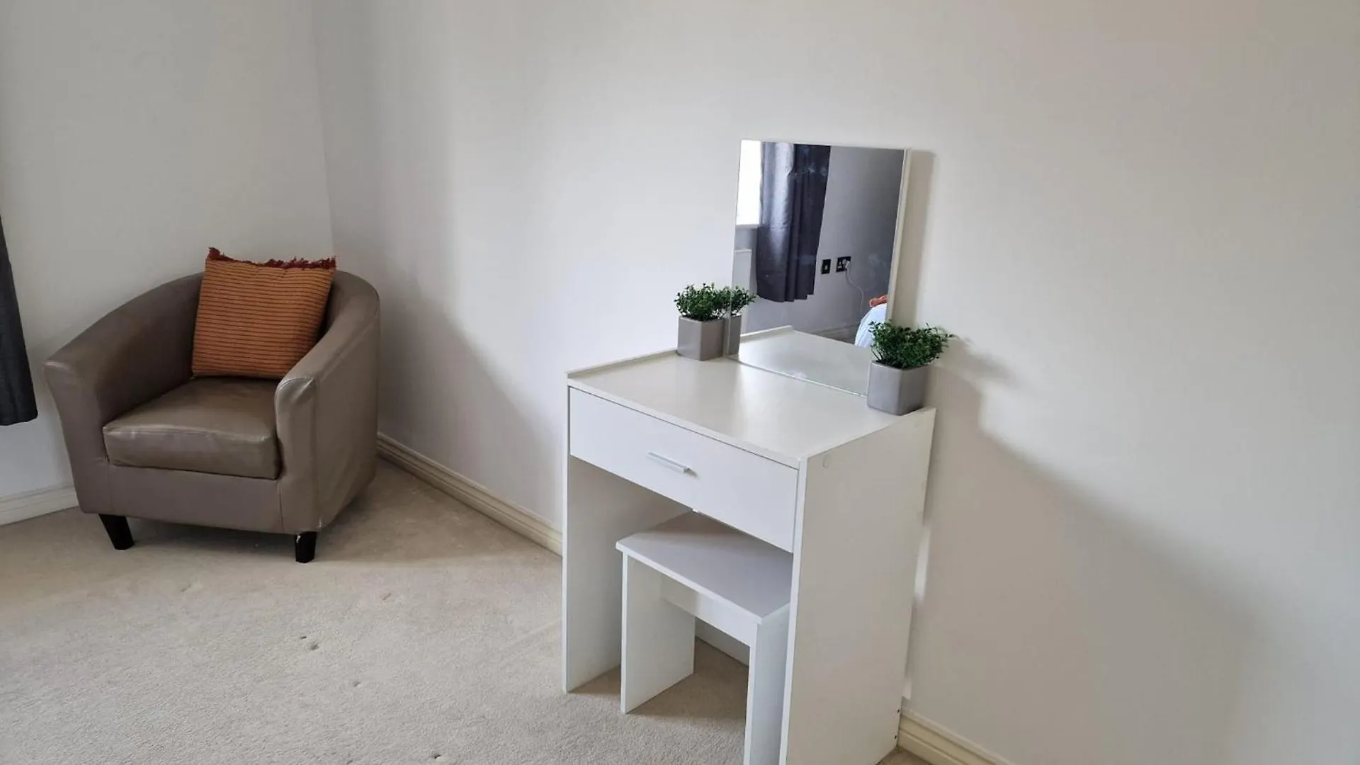Margam'S Alvington House For Business Travellers, Relocator Or Families With Free Parking, High Speed Internet And Fully Equipped Kitchen Apartment GLOUCESTERSHIRE