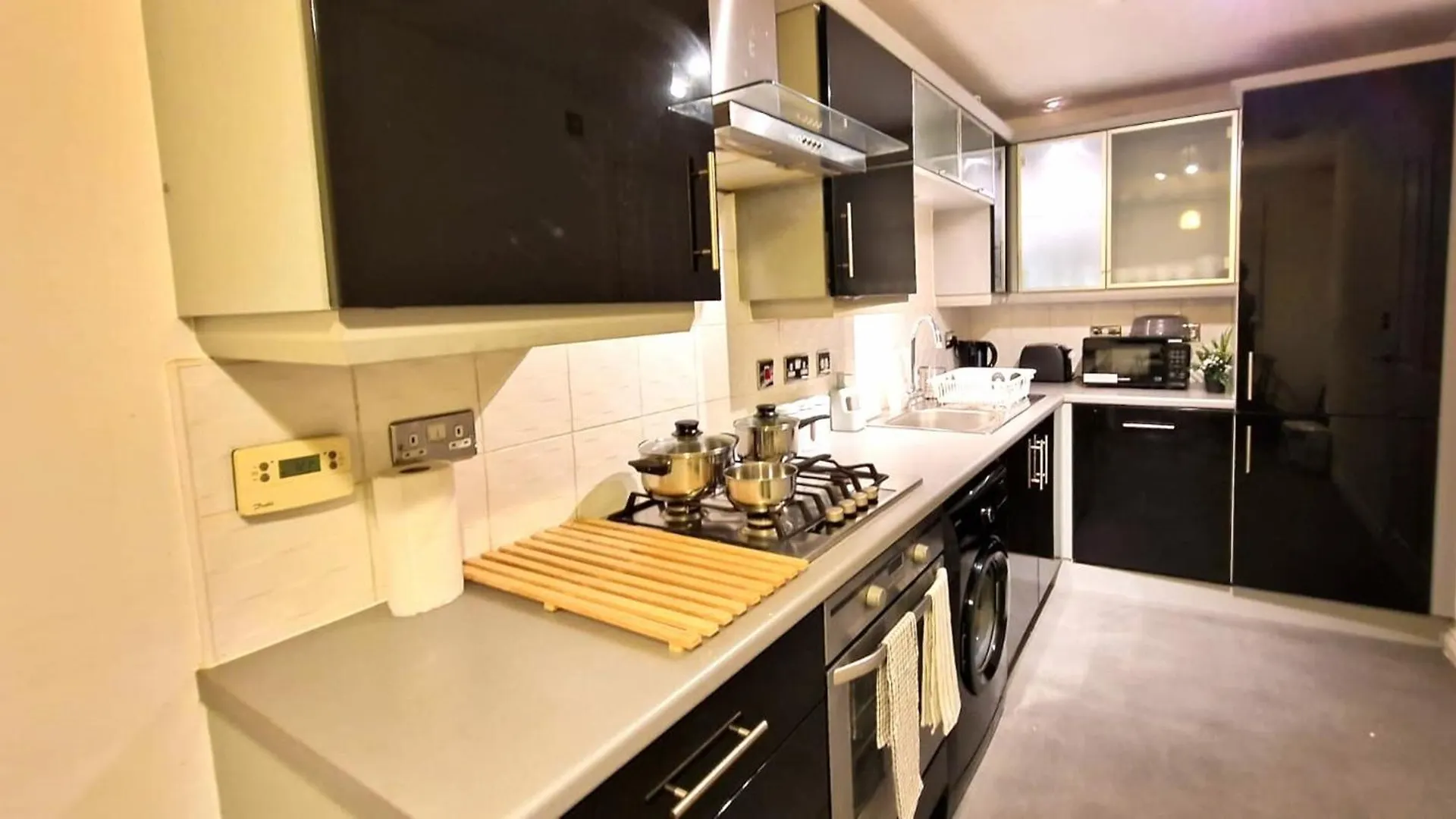 Margam'S Alvington House For Business Travellers, Relocator Or Families With Free Parking, High Speed Internet And Fully Equipped Kitchen Apartment GLOUCESTERSHIRE