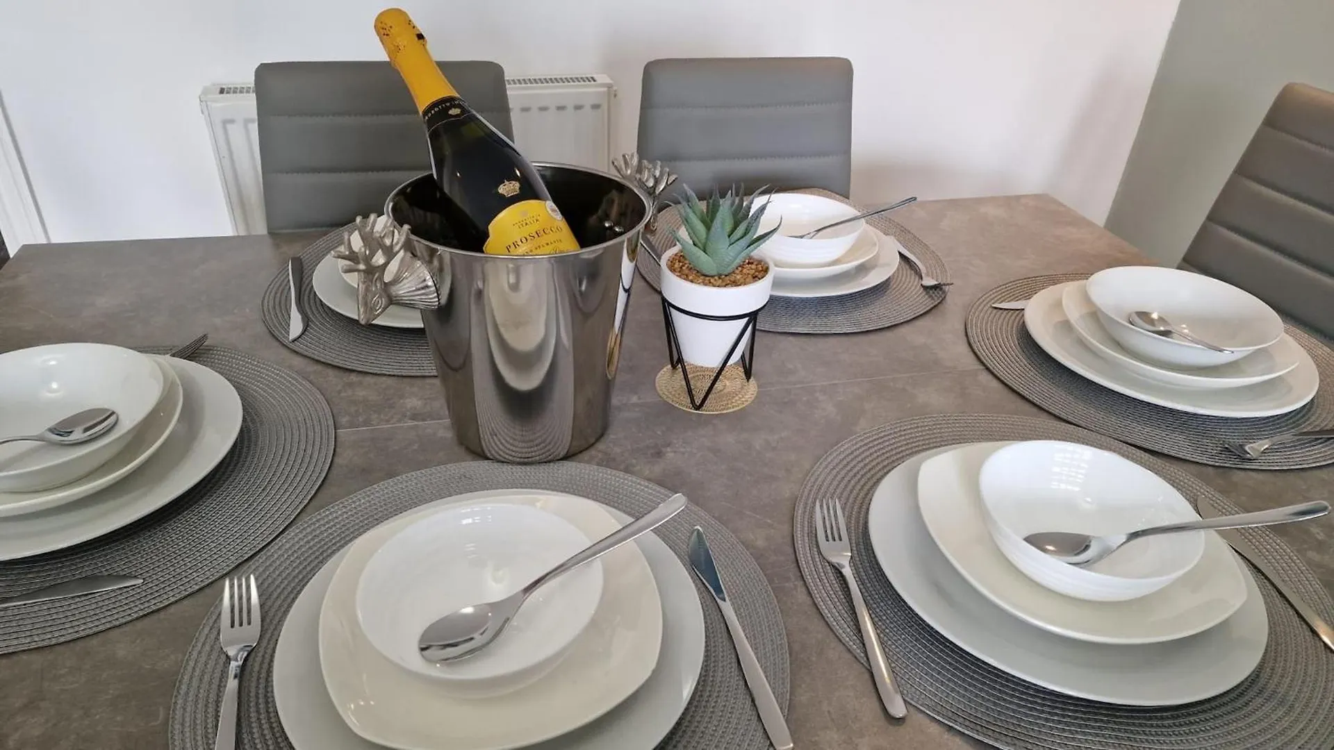 Margam'S Alvington House For Business Travellers, Relocator Or Families With Free Parking, High Speed Internet And Fully Equipped Kitchen Apartment GLOUCESTERSHIRE