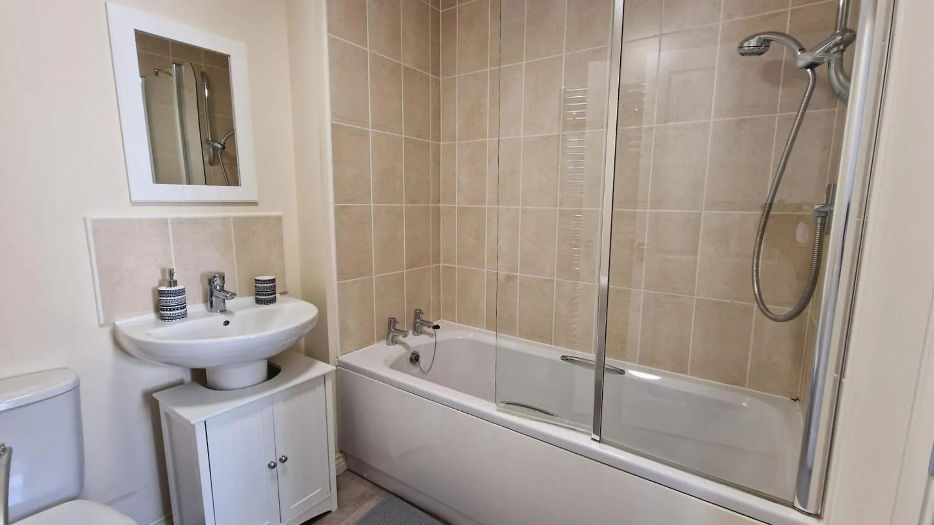 Margam'S Alvington House For Business Travellers, Relocator Or Families With Free Parking, High Speed Internet And Fully Equipped Kitchen Apartment GLOUCESTERSHIRE United Kingdom